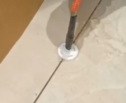 浦口瓷砖空鼓维修公司专业解答瓷砖在铺贴过程中，如果没有涂抹均匀到位的粘结材料（如水泥砂浆或瓷砖胶），可能会导致以下问题