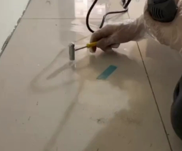 浦口瓷砖开裂维修公司专业分享瓷砖在铺贴前如果没有沥干水分，将会导致以下问题